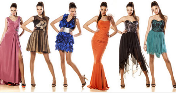 Девушки в платьях разных цветов