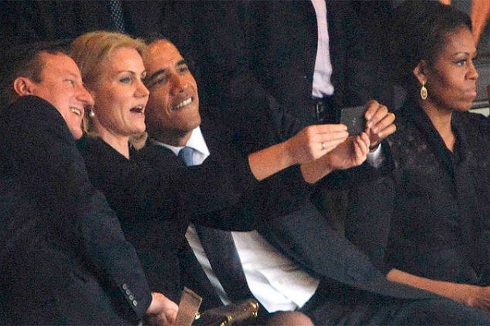 На похоронах Манделы Обама и Кэмерон позировали для "селфи" 