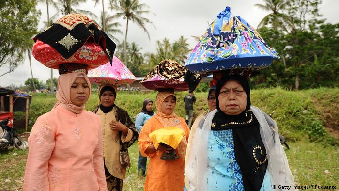 Indonesien traditionelles Kuhrennen Frauen Minangkabau (Getty Images/R.Pudyanto)
